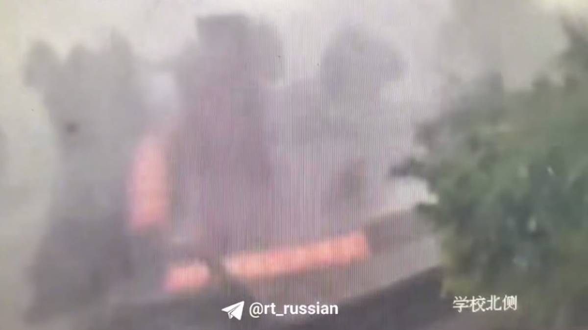 Упавшие из-за непогоды ворота чуть не придавили мужчину в китайском Чаочжоу