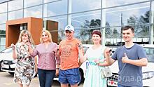 Ключи от шести автомобилей вручили победителям викторины «Наша Конституция» в Вологде