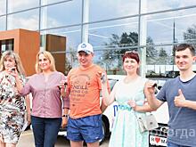 Ключи от шести автомобилей вручили победителям викторины «Наша Конституция» в Вологде