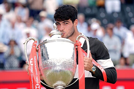 Карлос Алькарас получил трофей чемпиона турнира ATP-500 в Лондоне