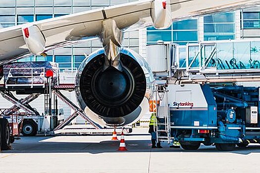 Сотрудницу аэропорта в США засосало в двигатель пассажирского самолета