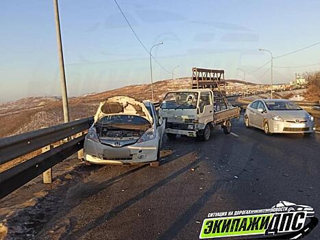 «Не заметил»: во Владивостоке на объездной трассе грузовик устроил ДТП