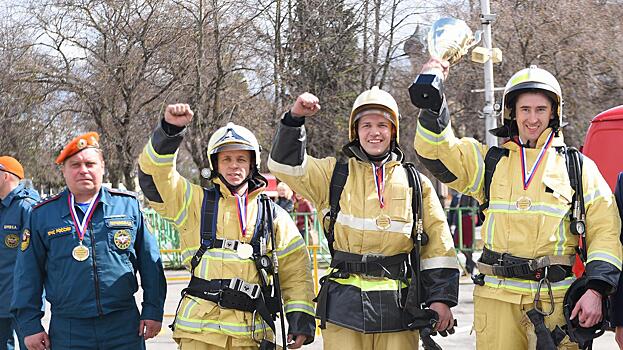 Победу в первых соревнованиях по пожарному кроссфиту одержала команда из Вологды