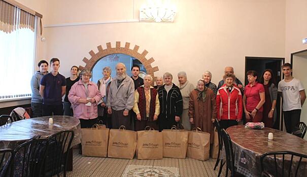 Молодежная палата Тимирязевского района вручила продуктовые наборы нуждающимся пенсионерам