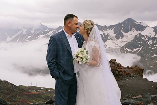 Пара россиян сыграла свадьбу на Эльбрусе на высоте 5080 метров