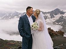 Пара россиян сыграла свадьбу на Эльбрусе на высоте 5080 метров