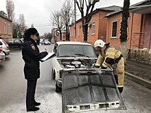 Видео: на Кубани полицейские потушили загоревшийся автомобиль с ребенком в салоне