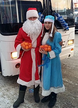 В Новосибирском автобусе детям раздали мандарины