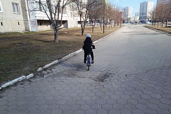 В Новосибирске развалилась новая тротуарная плитка: «Ходить опасно»