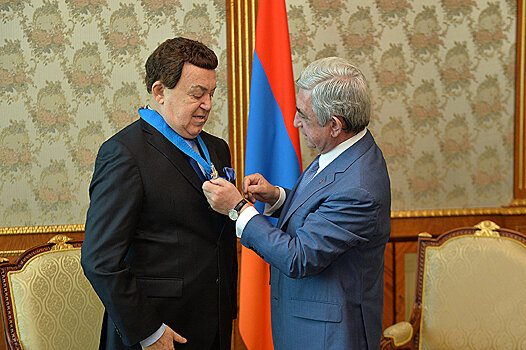Президент Армении вручил Кобзону Орден Почета