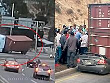 Водитель чудом уцелел, когда контейнер расплющил его автомобиль в Гондурасе