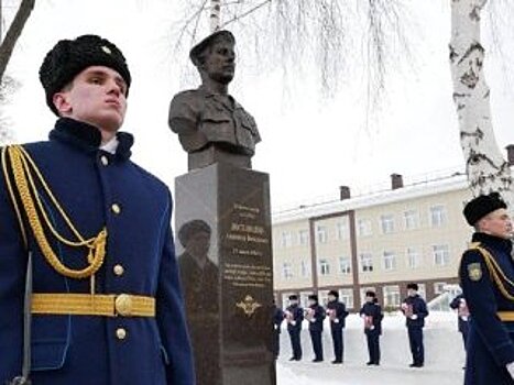Глава Башкирии почтил память погибших в Чечне псковских десантников