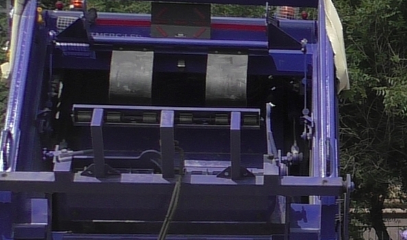 В Волгограде мусоровоз столкнулся с легковушкой в тоннеле на Тулака