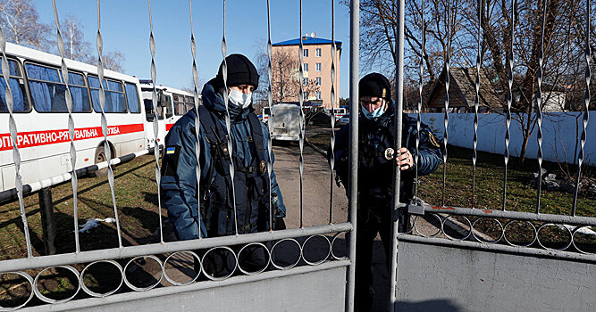 Страна (Украина): «Иностранцы улыбались и махали руками, но когда окно разбили камнем, они поняли: что-то здесь не так»