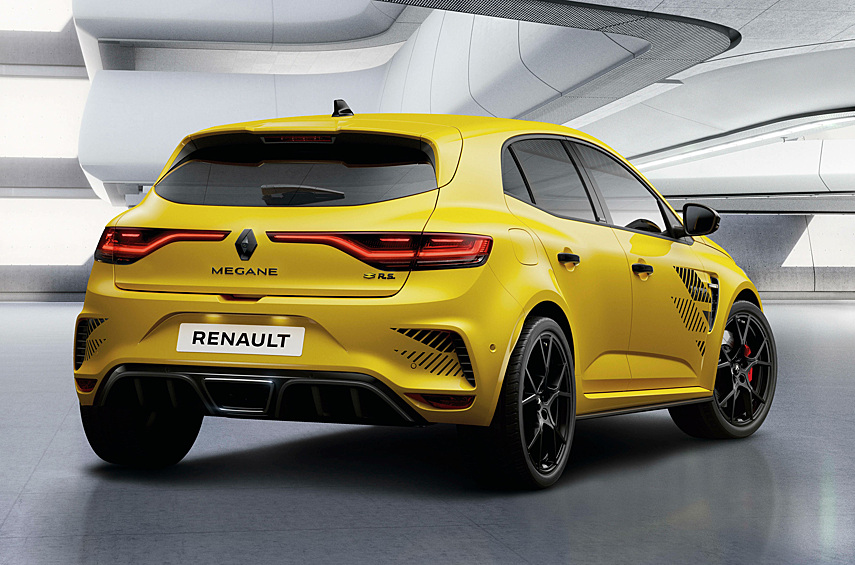 Внутри — отделанные алькантарой сиденья Recaro, приборная панель диагональю 10 дюймов, 9,5-дюймовый центральный тачскрин, телеметрия и акустика Bose