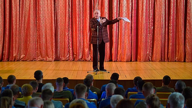Юморист Петросян посетил в госпитале раненых участников спецоперации на Украине