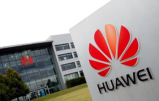 Huawei сократит производство смартфонов в два раза