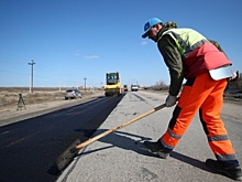 На улице Ольги Форш Волгограда дорожника укладывают новое покрытие