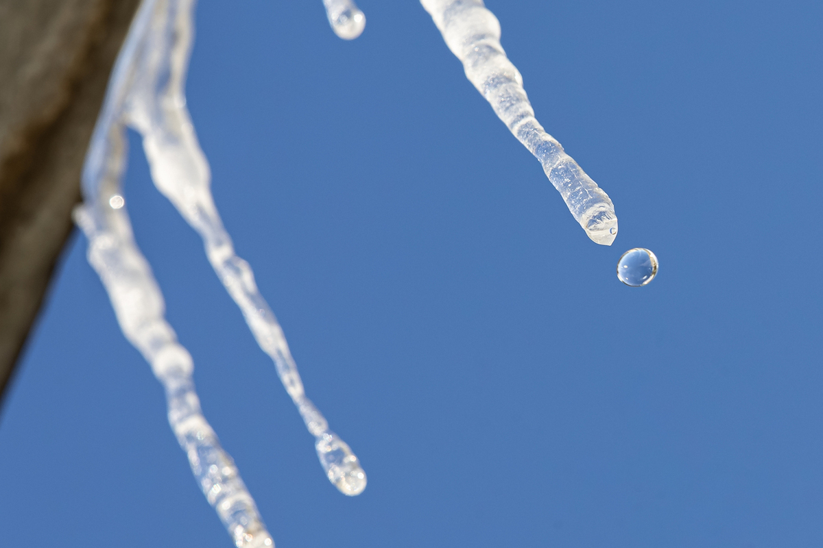 Отец младенца, который чудом выжил после падения глыбы льда с крыши, рассказал подробности