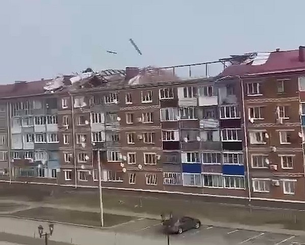 Сильный ветер сорвал крышу с пятиэтажки на Кубани