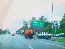 Момент столкновения автомобиля ГИБДД и поливальной машины в Москве попал на видео