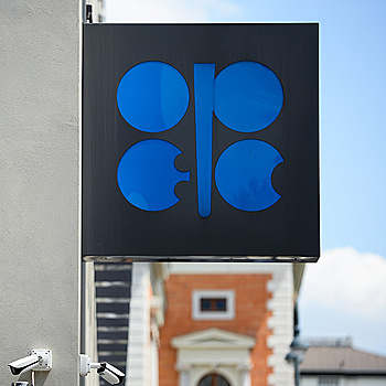 WSJ: Саудовская Аравия намерена скорректировать планы по добыче нефти из-за COVID-19