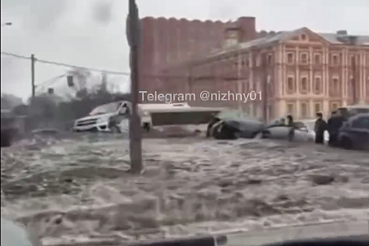 Машина Росгвардии и иномарка столкнулись на площади Лядова