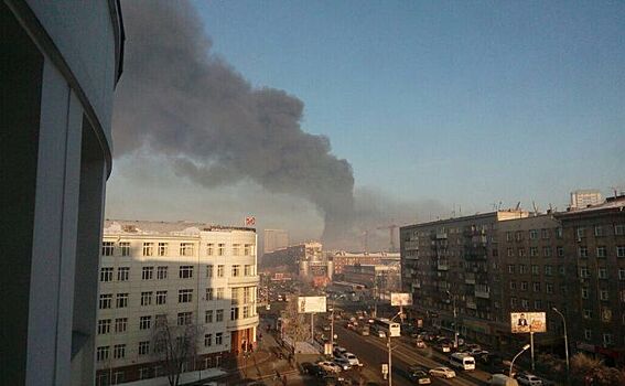 Пожар в Новосибирске: черный дым от горящих покрышек не представляет угрозы