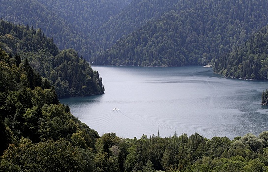 Горное озеро Рица в Абхазии
