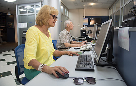 Нацпроект помог двум тысячам предпенсионеров из Свердловской области освоить работу мечты