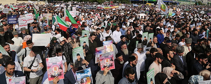 В Грозном на акцию против сожжения Корана вышли около 60 тысяч верующих