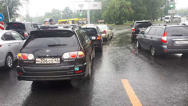 Рядом с площадью Энергетиков собрался «паровозик» из автомобилей
