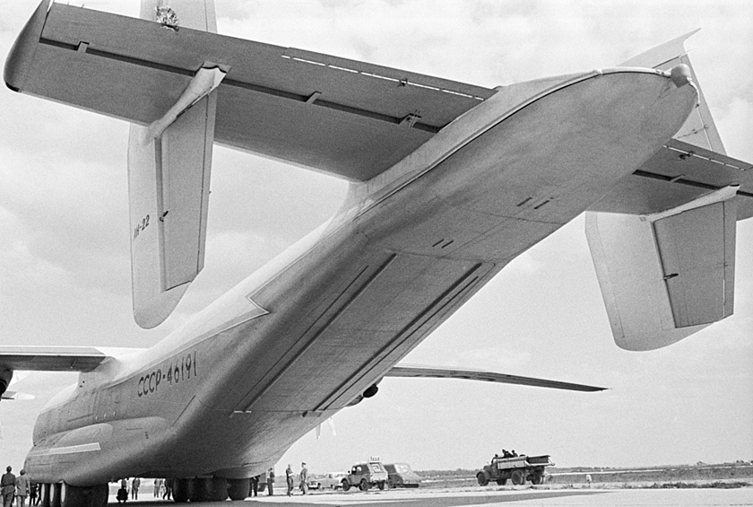 Тяжелый турбовинтовой транспортный самолет Ан-22 "Антей", 1965 год
