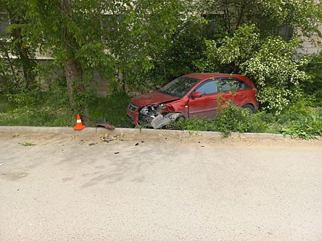 В южном районе Волгограда двое водителей покалечили себя и пассажира в результате наезда на препятствие