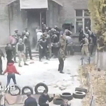 Кулаками и дымовыми шашками: в Киеве рейдеры «выкуривают» жильцов общежития - видео