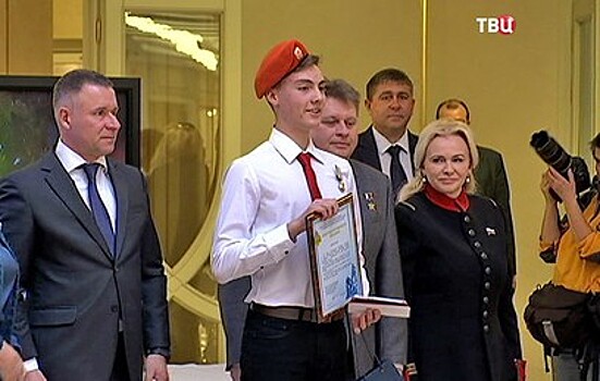 В Совете Федерации наградили детей-героев