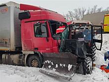 На трассе М-5 в Самарской области фура въехала в трактор