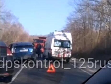 Во Владивостоке произошло лобовое столкновение иномарки и большегруза