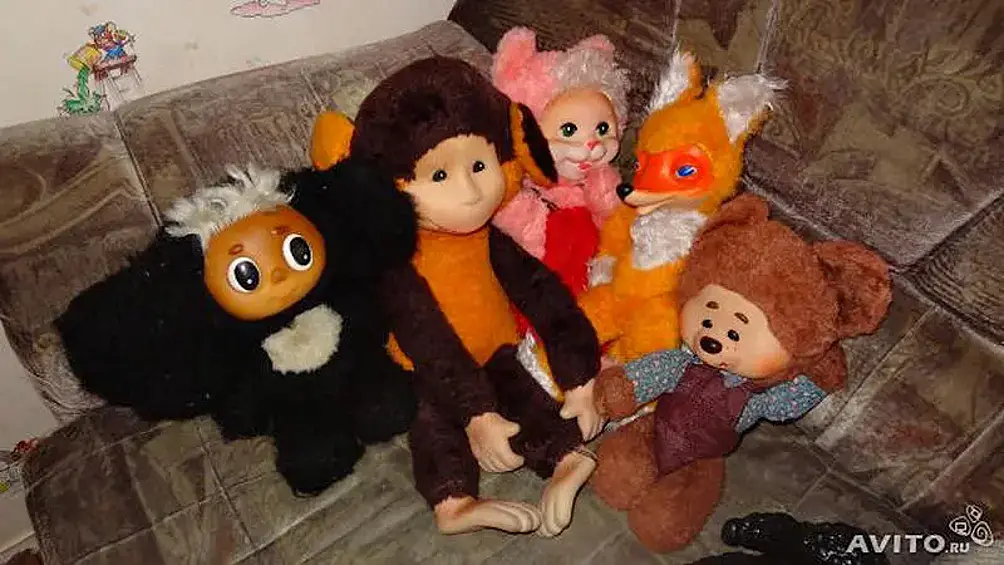 Теперь плавно перейдем к игрушкам. Понятное дело, что девочки любили гэдээровских кукол, а мальчики — машинки и луноходики.
