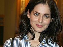 Пастельная палитра: Снигирь снялась в платье цвета розовой пудры