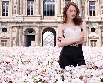 Посмотрите рекламную кампанию нового аромата Louis Vuitton, в которой Эмма Стоун бегает по цветочному полю в Лувре