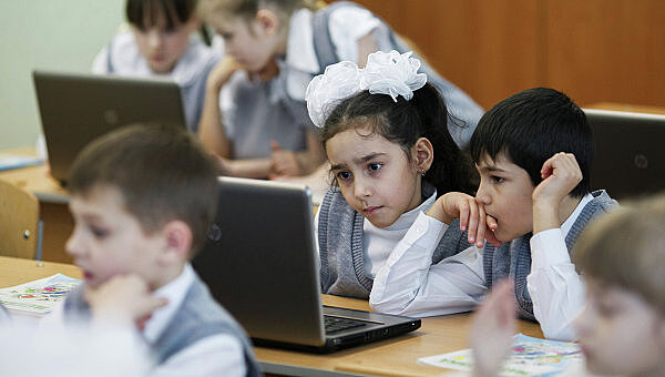 Путин поддержал идею создания электронной школы