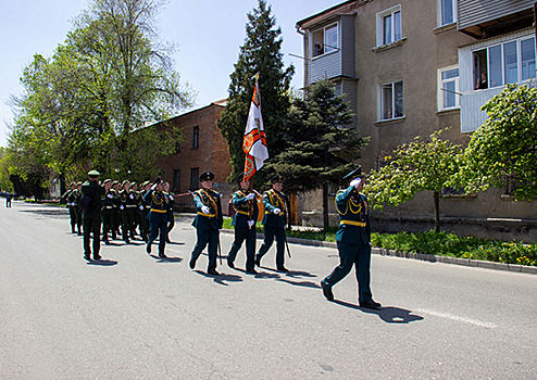 Военнослужащие ЮВО во Владикавказе поздравили ветерана ВОВ В.Петрову с Днем Победы