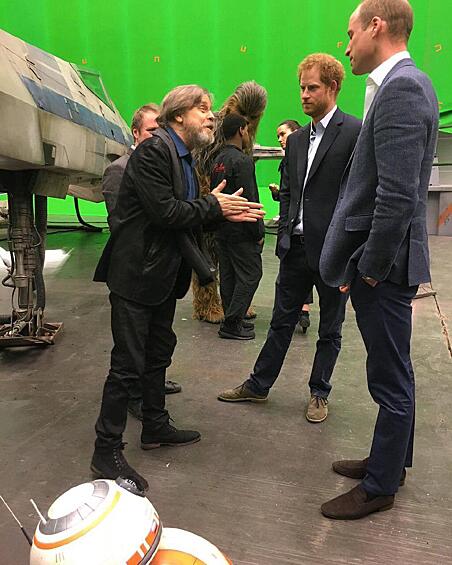 Принц Уильям и Принц Гарри на съёмочной площадке восьмого эпизода "Звёздных войн".