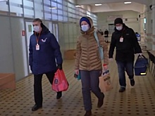 Волонтеры разносят лекарства по домам пенсионеров