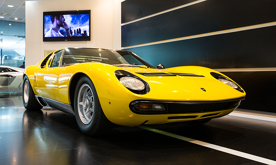 Lamborghini Miura (1966—1973). Этот автомобиль стал первым серийным суперкаром с центральным расположением двигателя и самым быстрым дорожным автомобилем.  Miura могла развивать максимальную скорость в 280 км/ч и разогнаться с места до 100 км/ч за 6,3 секунды.