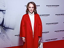 Аглая Тарасова пришла на премьеру «Кольской сверхглубокой» в огненном пальто, а Янина Студилина с мужем 
