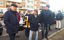 Во время обхода районные власти обсудили с жителями парковку и озеленение на Синявинской