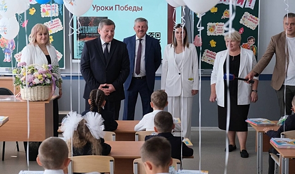 В новой школе-тысячнике № 9 в Волгограде прозвучал первый звонок