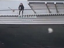 В Казани подросток висел на мосту над дорогой — видео